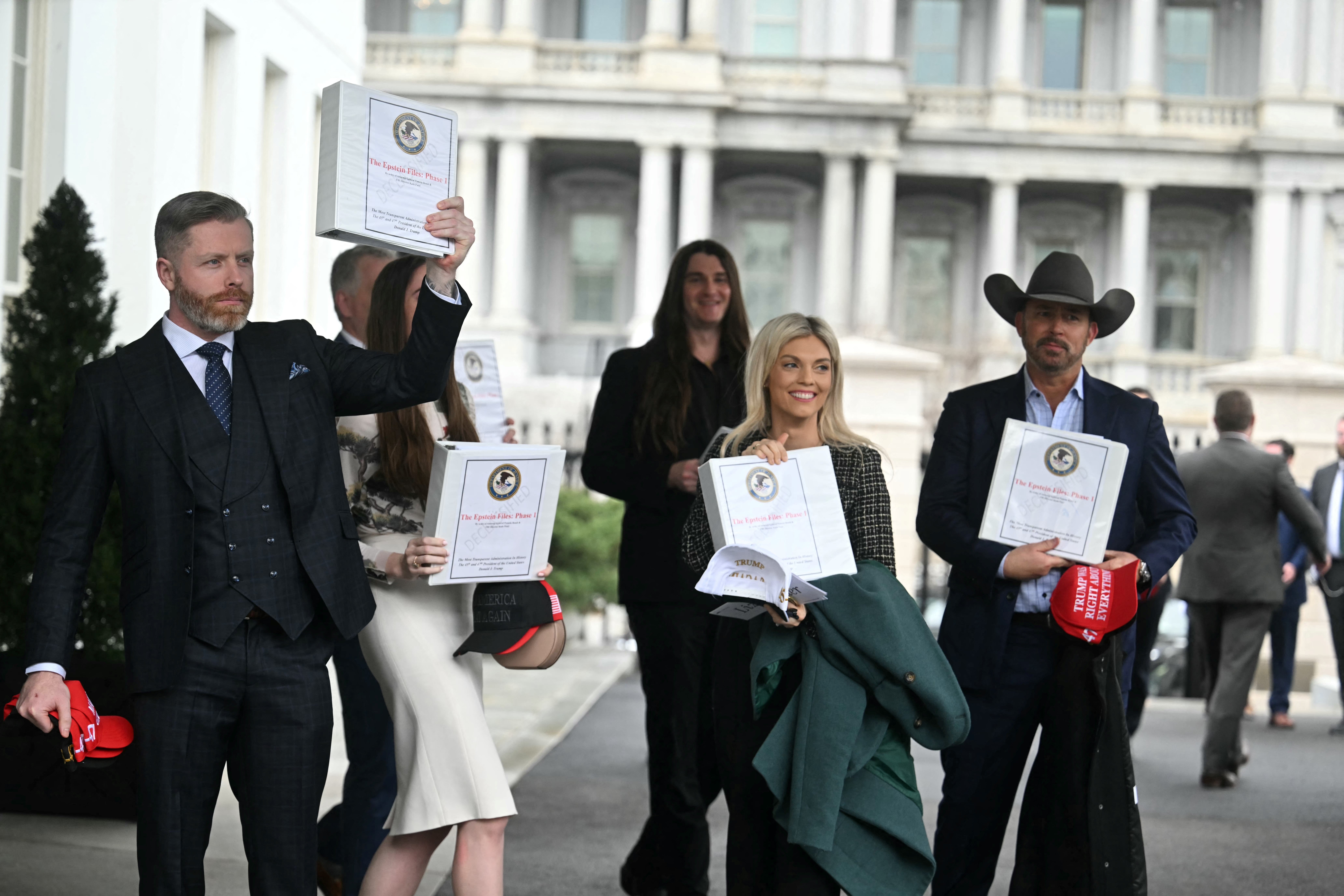 Influencers del movimiento MAGA en la Casa Blanca en febrero recibiendo la “Fase 1” de los archivos Epstein, que contenían información ya pública. Tras la divulgación de archivos mal hecha, Pam Bondi habría intentado encontrar más material para apaciguar a los influencers de derecha.