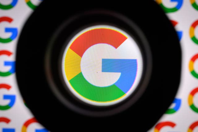 <p>El logotipo de Google visto a través de una lupa en una pantalla el 17 de septiembre de 2024 en Londres, Inglaterra</p>