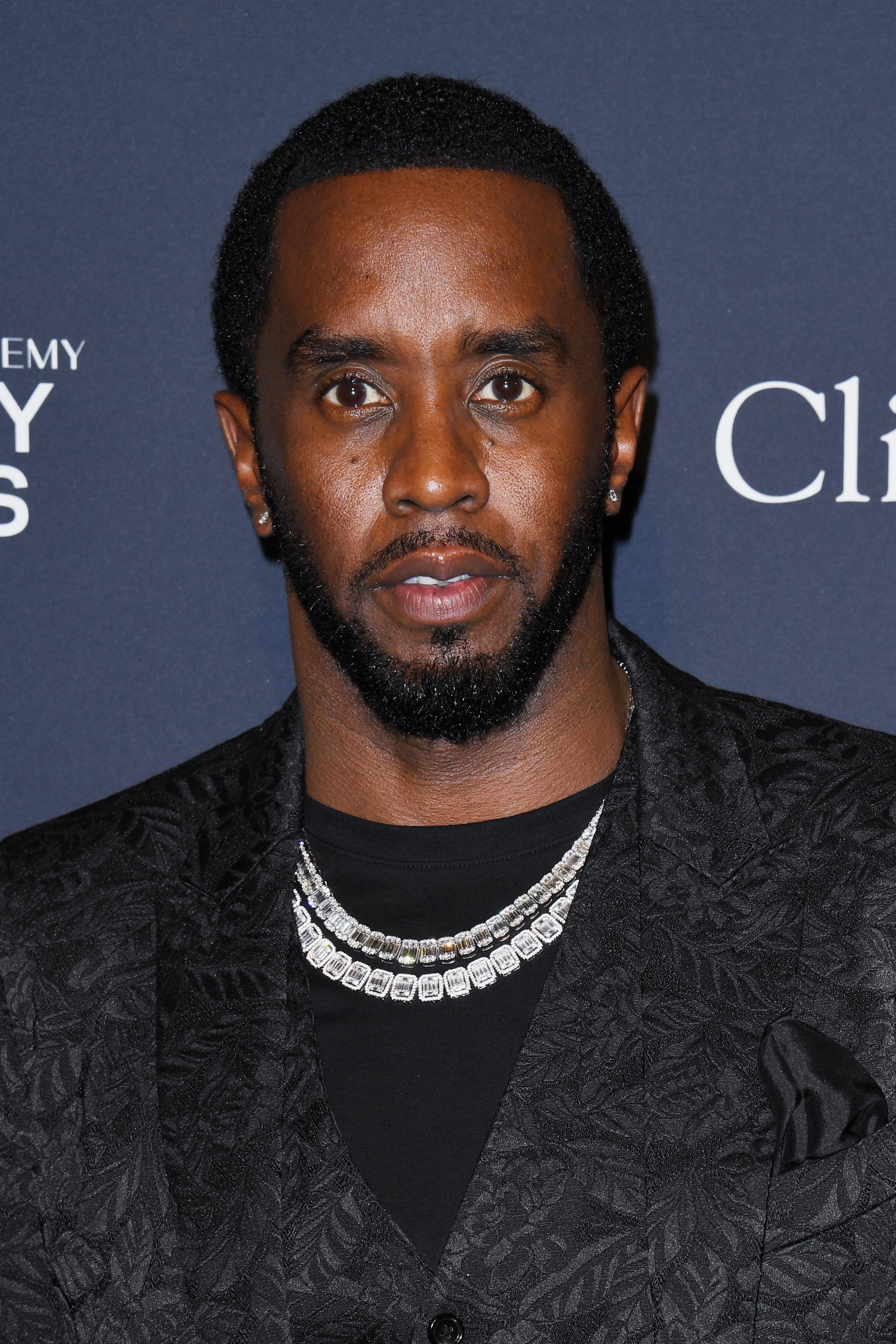 Knight fue mencionado durante el testimonio de Cassie Ventura en el juicio por tráfico sexual contra Combs. Ventura declaró que Combs y su guardaespaldas salieron de una “freak off” para confrontar a Knight.