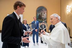 El papa León XIV se reúne con Sinner y el número uno del tenis le regala raqueta
