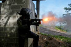 Policía despeja con gases carretera bloqueada por protestas contra reforma de pensiones en Panamá