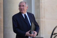 Primer ministro de Francia es cuestionado por investigación de abuso en escuela católica