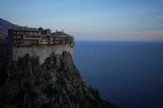 Aferrado a un acantilado, este monasterio recibe visitantes de todo el mundo, menos a mujeres