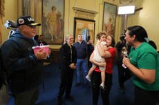 Llega a Venezuela niña de 2 años separada de sus padres deportados de Estados Unidos