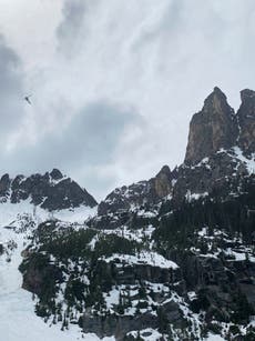 Montañista sobrevive a caída de 120 metros; sus tres compañeros mueren