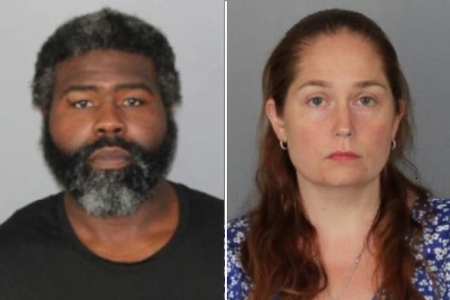 <p>Branndon Mosley, de 41 años, y Brenda Spencer, de 38, fueron detenidos el 11 de mayo, luego de que la hija de 18 años de Spencer escapara de su casa en Gloucester Township, tras haber sufrido presuntos malos tratos graves durante años </p>