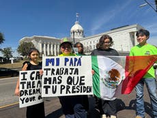 Estados de EEUU gobernados por republicanos buscan penalizar transporte de inmigrantes irregulares