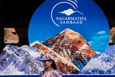 Nepal organiza conferencia medioambiental mientras los glaciares del Himalaya se derriten