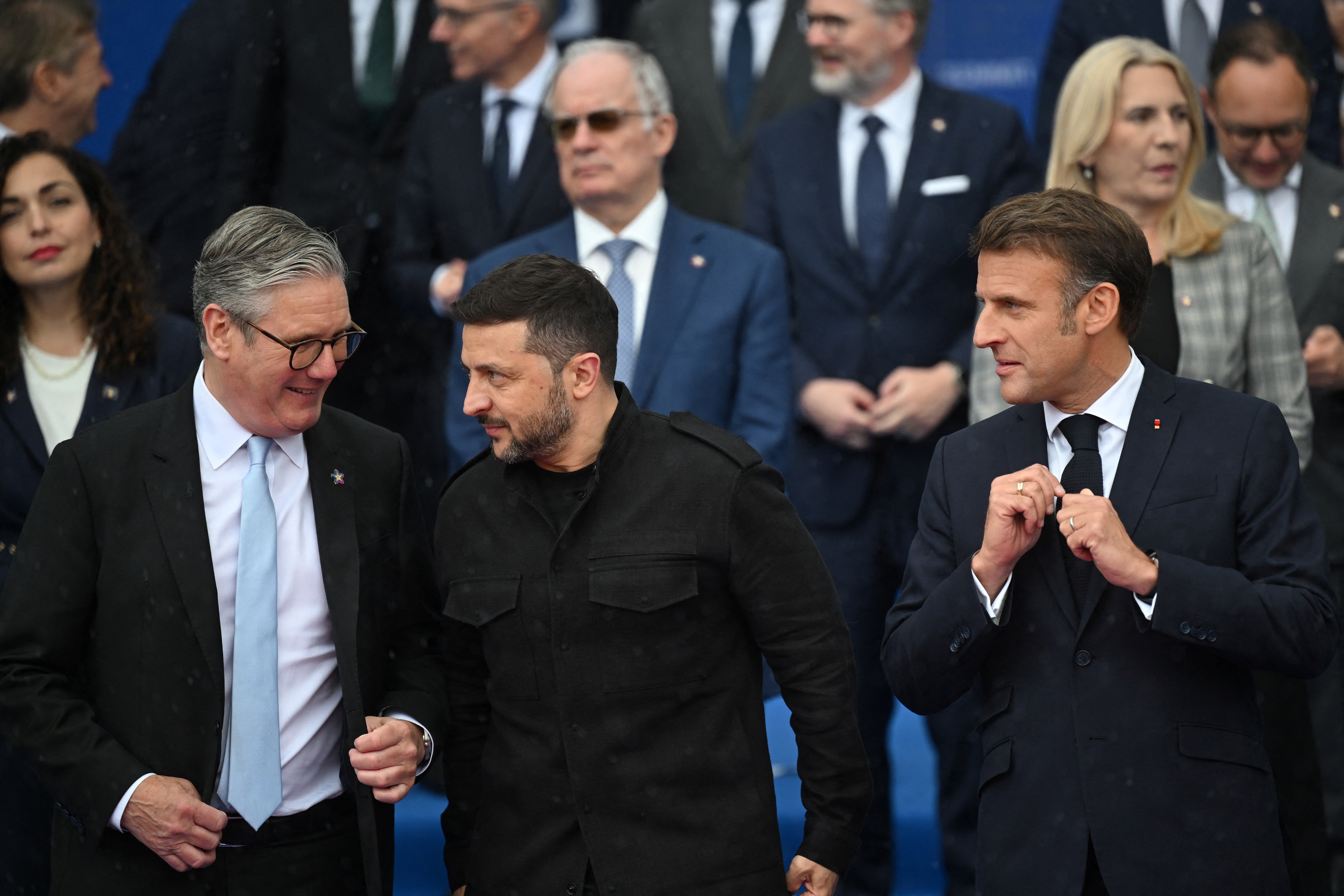 Volodymyr Zelensky, acompañado por Keir Starmer y Emmanuel Macron