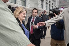 Jueza de Wisconsin acusada de ayudar a hombre a evadir a inmigración busca donaciones para defensa