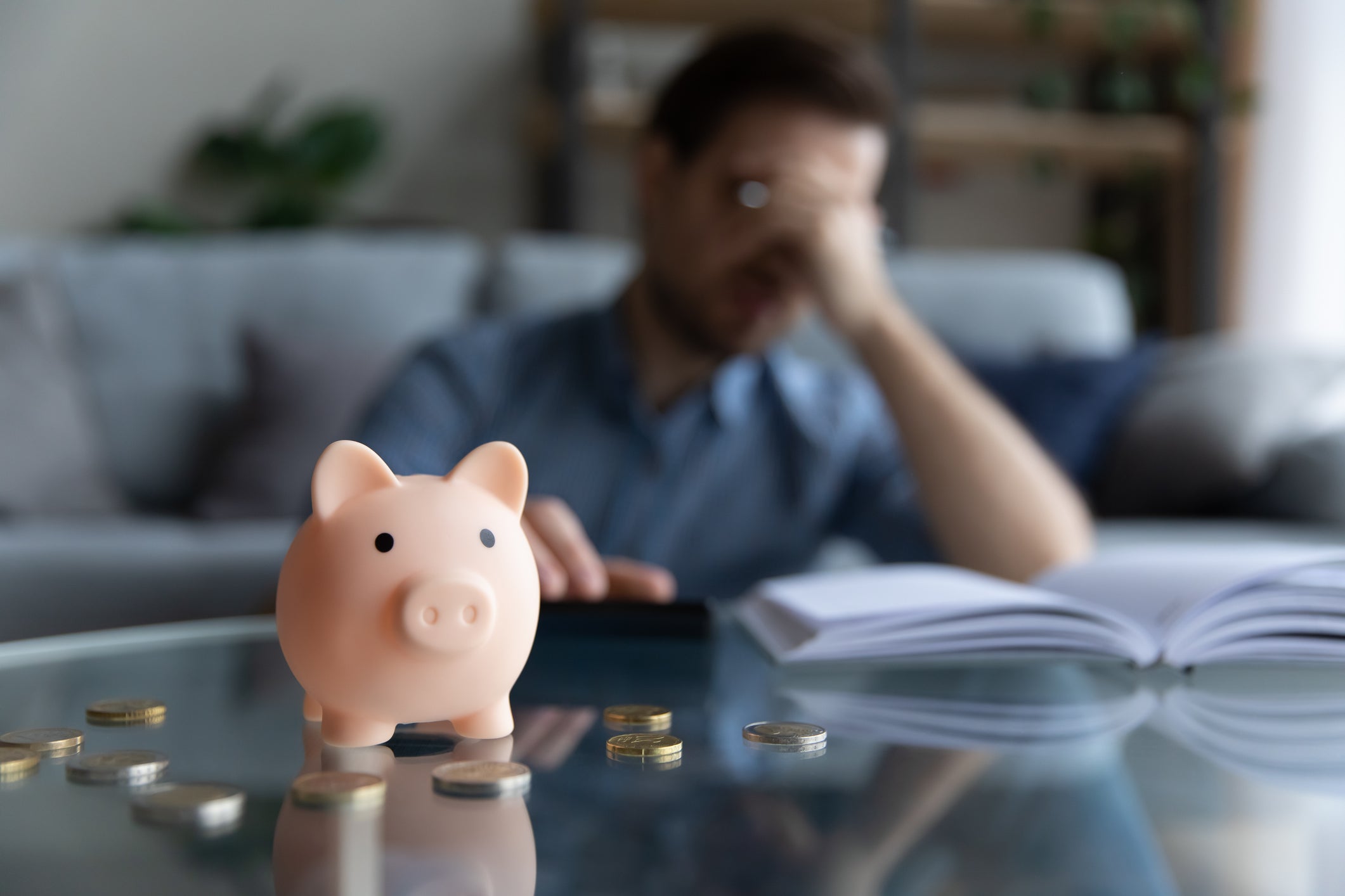 Hombre haciendo cálculos financieros