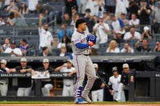 Juan Soto recibe abucheos en regreso a Yankee Stadium y responde tocándose el corazón con el casco