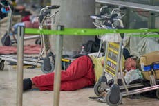 Crisis de personas sin hogar se desarrolla en el aeropuerto internacional de Madrid