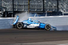 El piloto del Indy 500 Marcus Armstrong es llevado en camilla tras fuerte choque en práctica