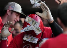 Benson y Hinds pegan jonrones; Rojos ganan su 3er juego seguido, 4-1 ante Guardianes