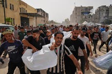 Ataques israelíes en Gaza durante la noche matan al menos a 103 personas, según hospitales y médicos