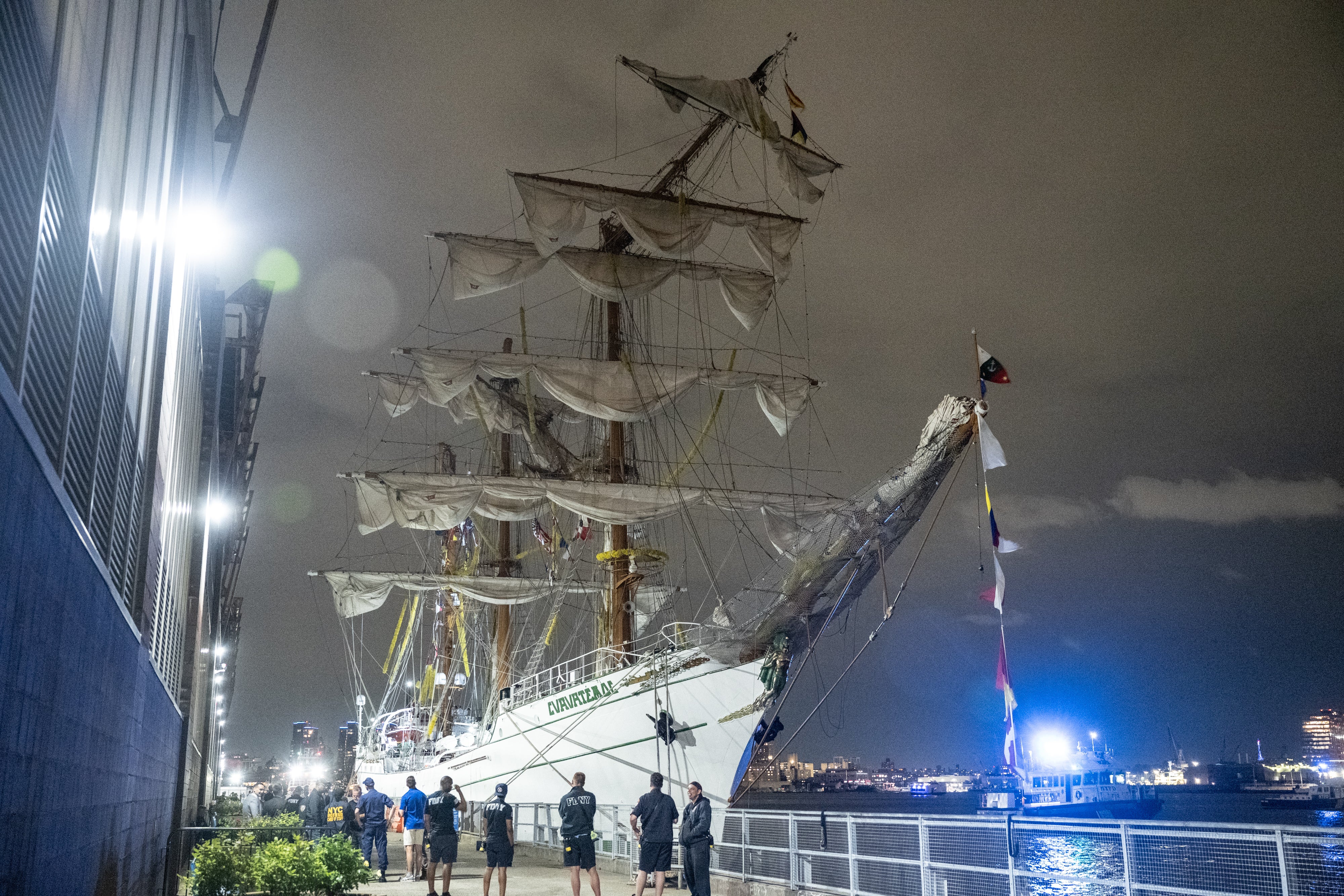 El buque Cuauhtémoc debía abandonar la ciudad y navegar mar adentro cuando chocó contra el puente el sábado por la noche. Las tres enormes velas del barco se rompieron al colisionar con la emblemática estructura, y testigos describieron la escena como repentina y caótica.