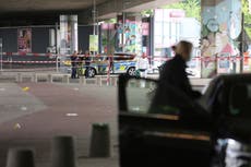 Policía alemana busca a hombre que atacó e hirió a varias personas frente a bar