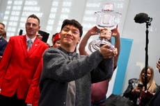 Austria recibe a JJ con vítores, abrazos y rosas tras ganar Eurovisión