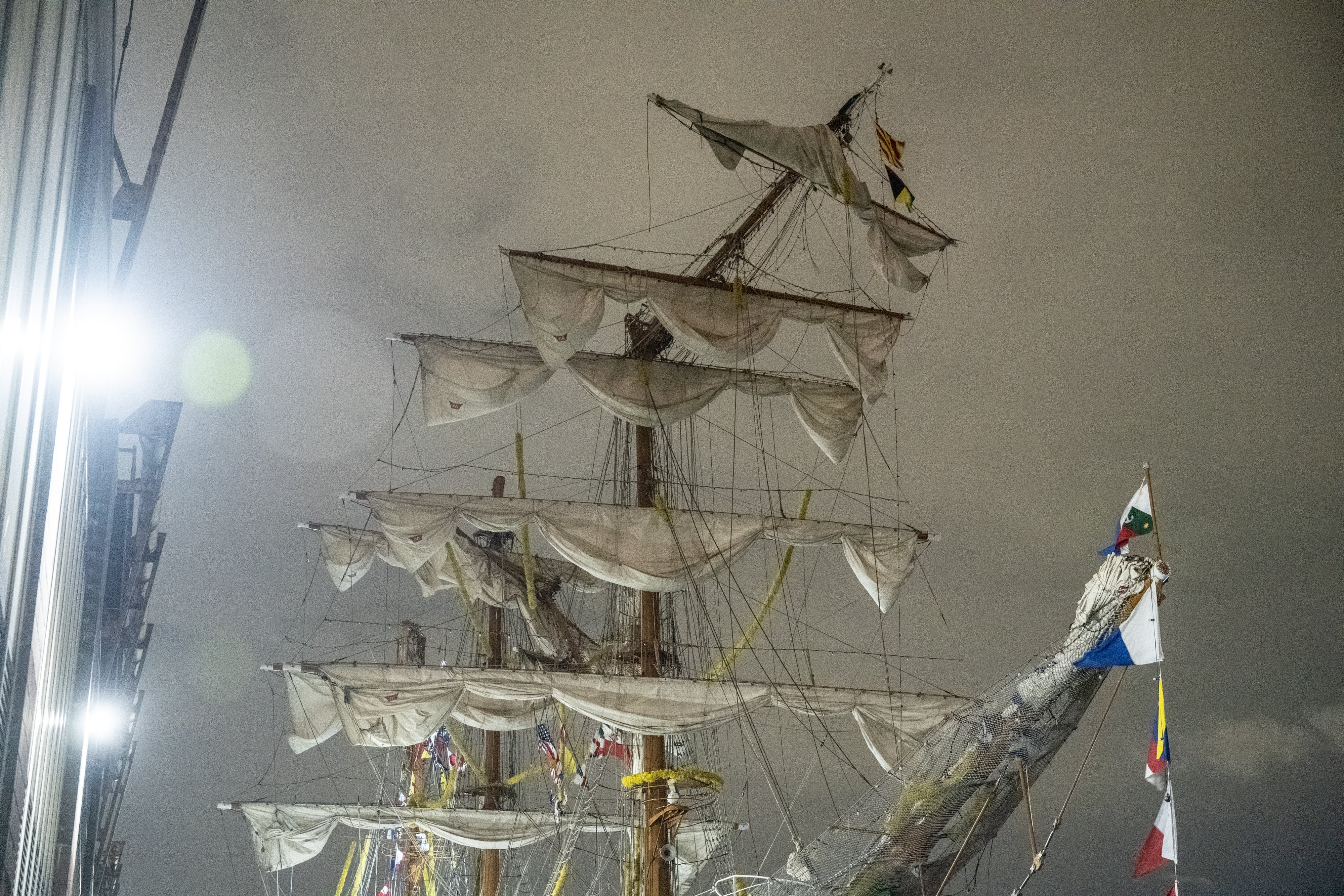 Los tres mástiles del barco se partieron