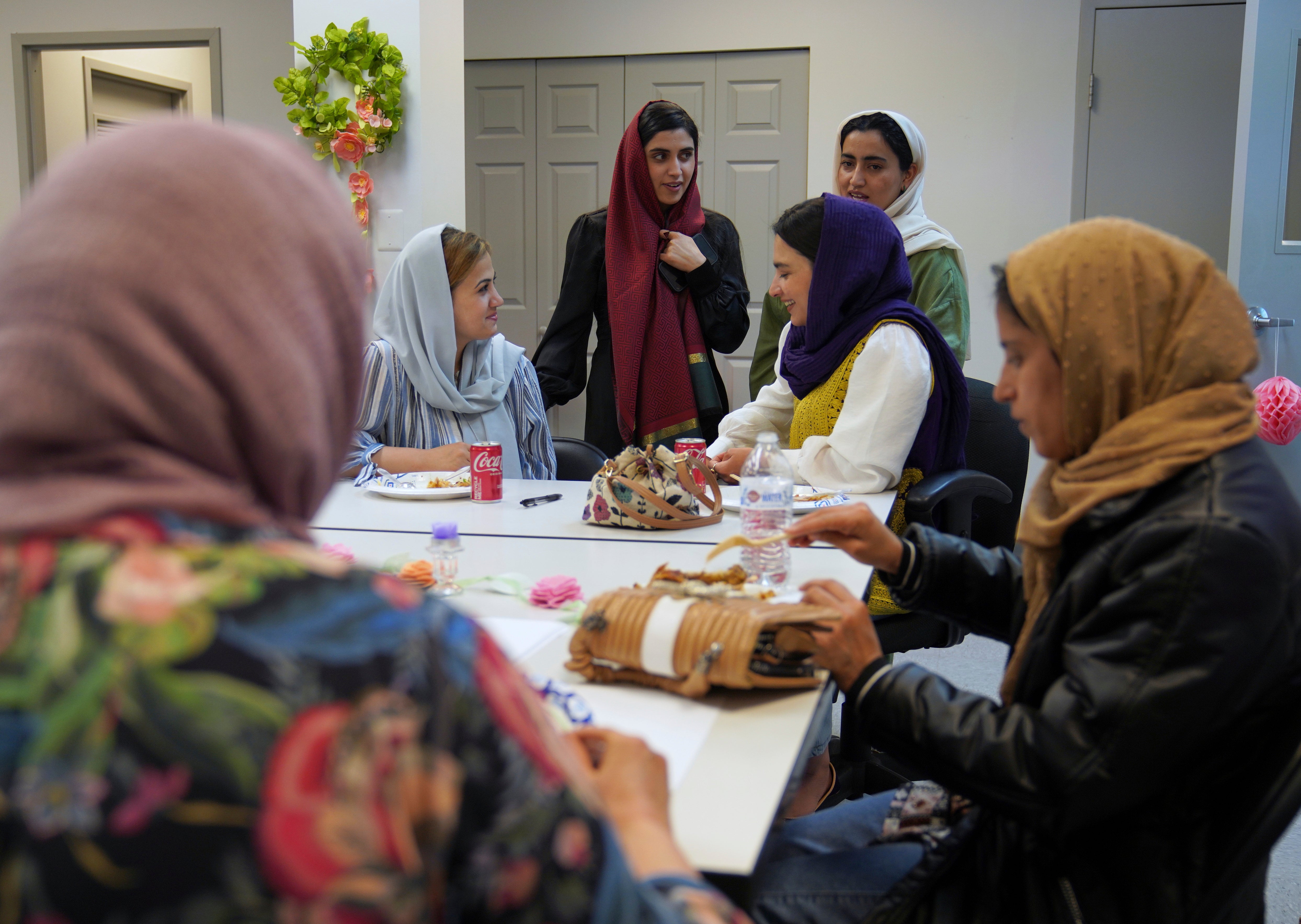 Bastión militar en Virginia se convierte en remanso para refugiados afganos