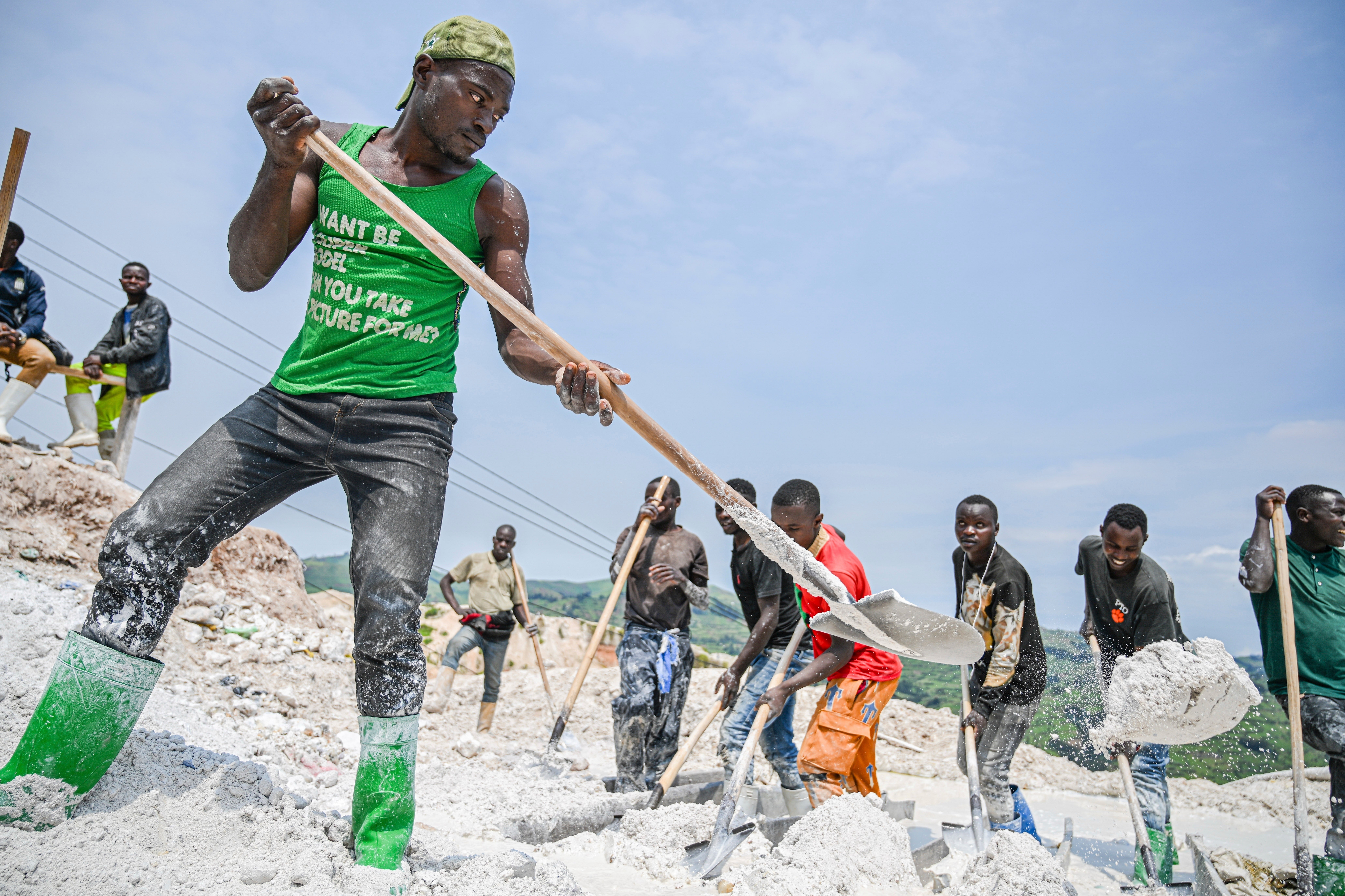 Mineros de coltán en el Congo extraen para las tecnológicas, pero viven en la pobreza