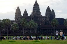 Un rayo maya a tres personas en Angkor Wat, un lugar Patrimonio de la UNESCO en Camboya