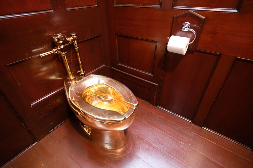 Inodoro de oro macizo creado por el artista Maurizio Cattelan