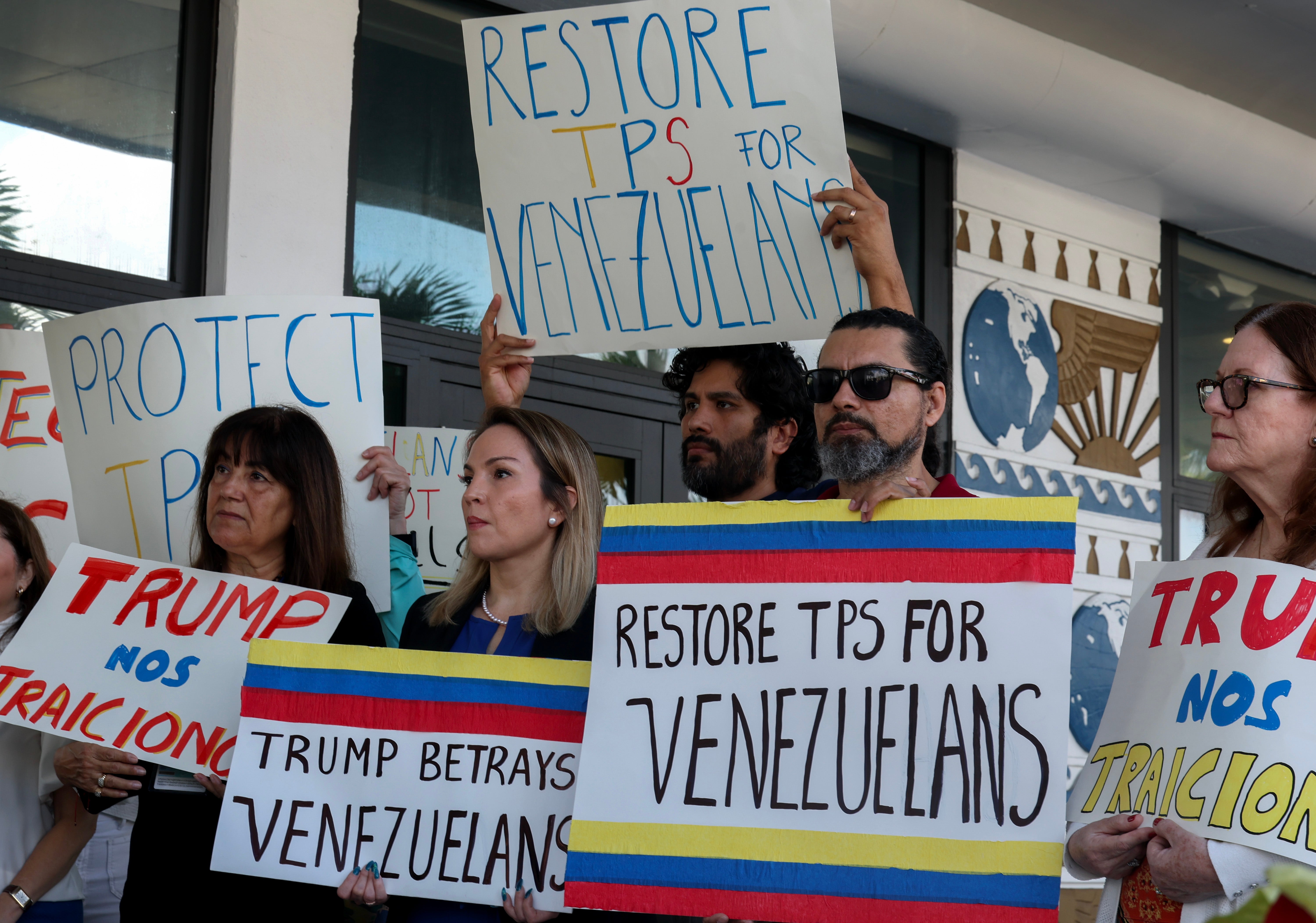 Manifestantes en Miami respaldan el estatus de protección temporal para miles de venezolanos, mientras el 19 de mayo la Corte Suprema suspendió las órdenes judiciales que bloqueaban su eliminación