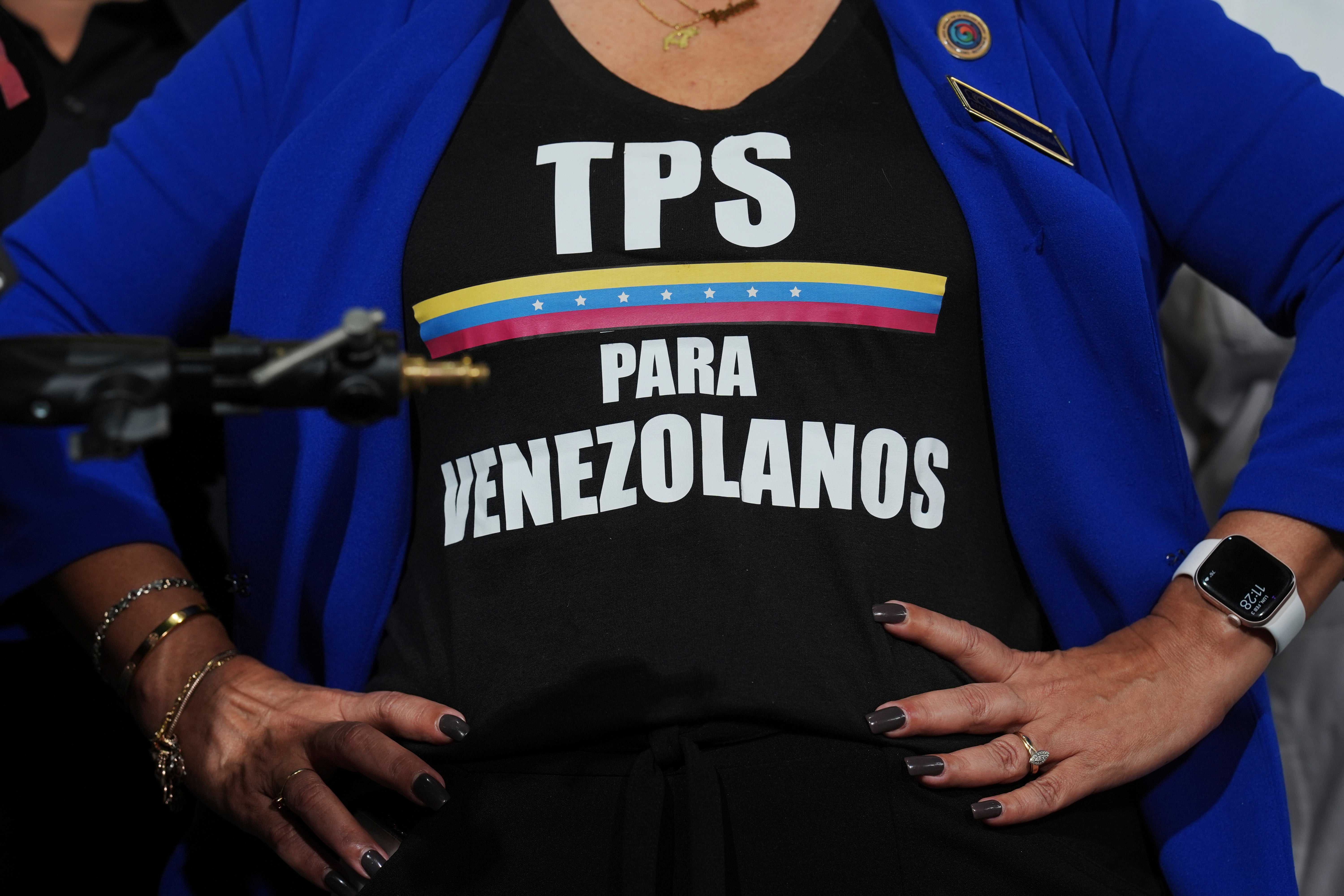 La activista Helene Villalonga lleva puesta una camiseta que exige un Estatus de Protección Temporal para los venezolanos