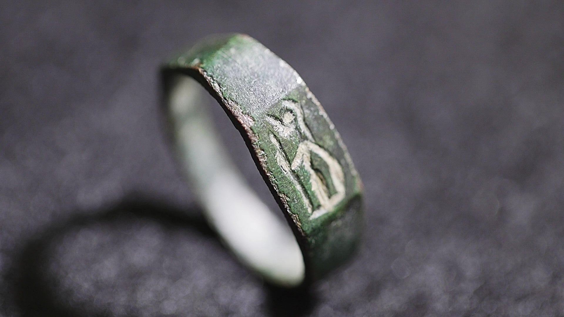 Anillo descubierto por un adolescente que representa a la diosa romana Minerva