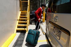 EEUU envía en avión a Honduras y Colombia a los primeros migrantes deportados de forma voluntaria