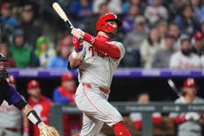 Schwarber conecta su jonrón 300 y Filis remontan para vencer 9-3 a los Rockies
