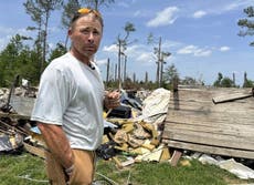 Mientras Trump reforma la FEMA, sobrevivientes de tornados en Mississippi esperan ayuda