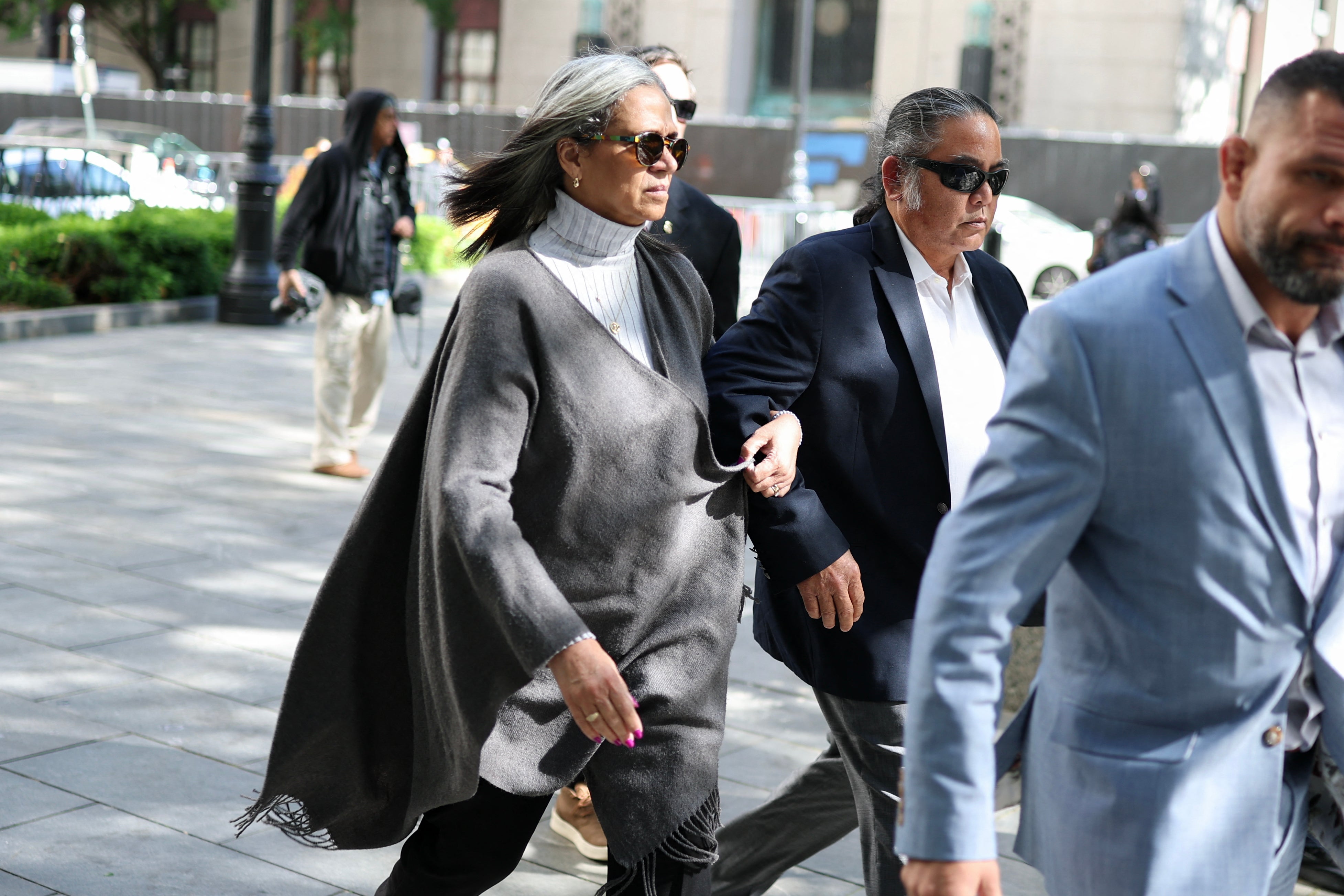 La madre de Cassie, Regina Ventura, compareció ante el tribunal durante el juicio de Sean “Diddy” Combs en apoyo de su hija. Se espera que testifique el martes.