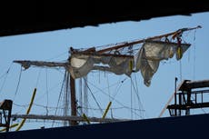 Despiden con honores a tripulante muerta en choque de buque mexicano con el puente de Brooklyn