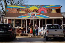 Intento de obligar a panadería de Nueva Hampshire a retirar pintura es inconstitucional, dice juez