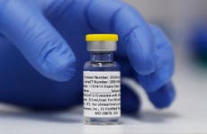 Nueva política de salud de Trump limita acceso a vacunas contra el COVID