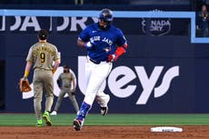 Santander y Guerrero Jr. aportan jonrones y Azulejos vencen 3-0 a Padres, que hilan 4to revés