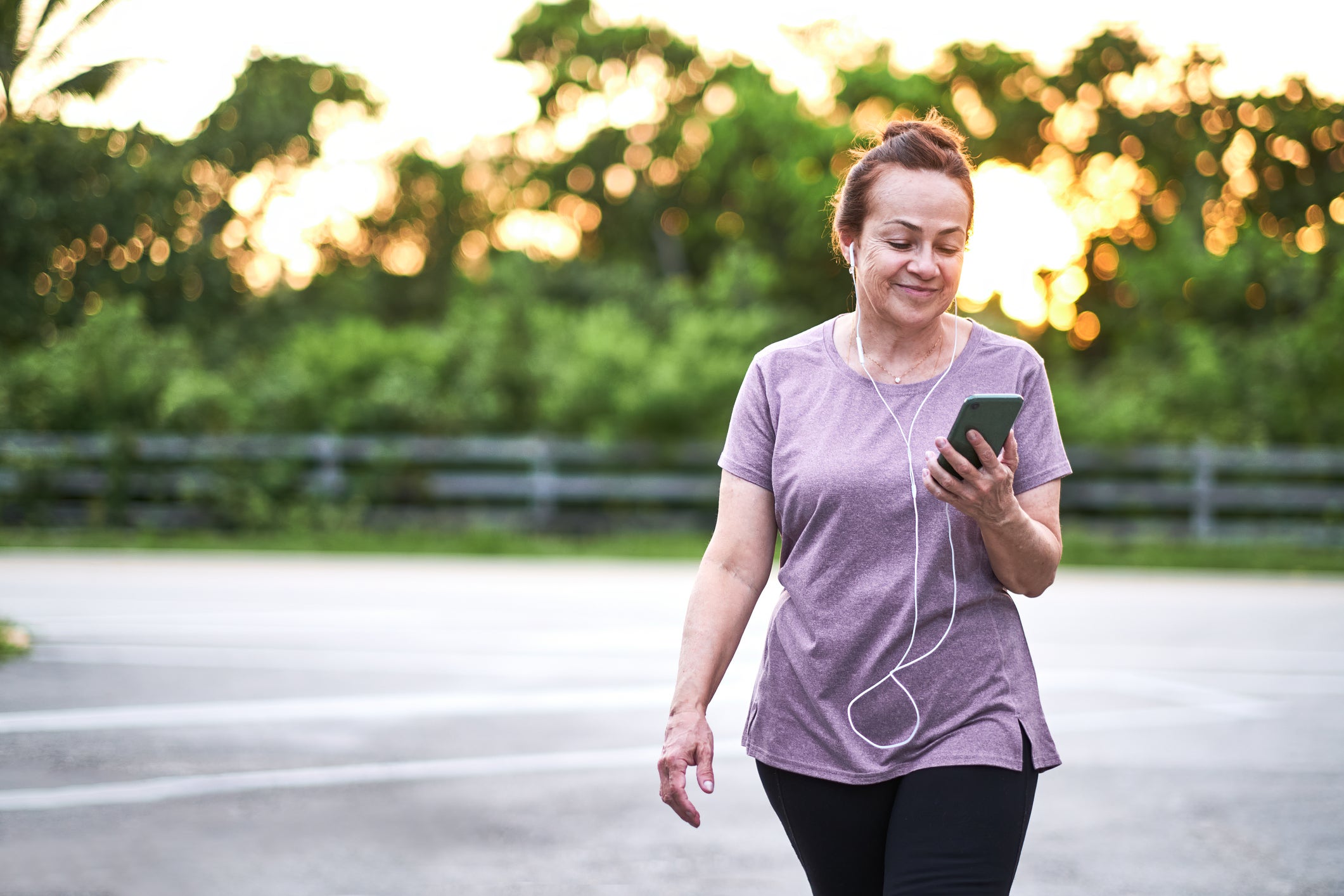Cualquier caminata es una buena caminata. Los adultos necesitan al menos 150 minutos de actividad física de intensidad moderada a la semana