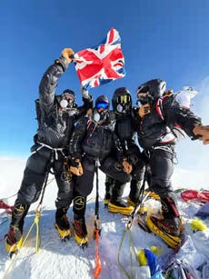 Guía lleva a clientes a cima del Everest menos de una semana después de salir de Londres