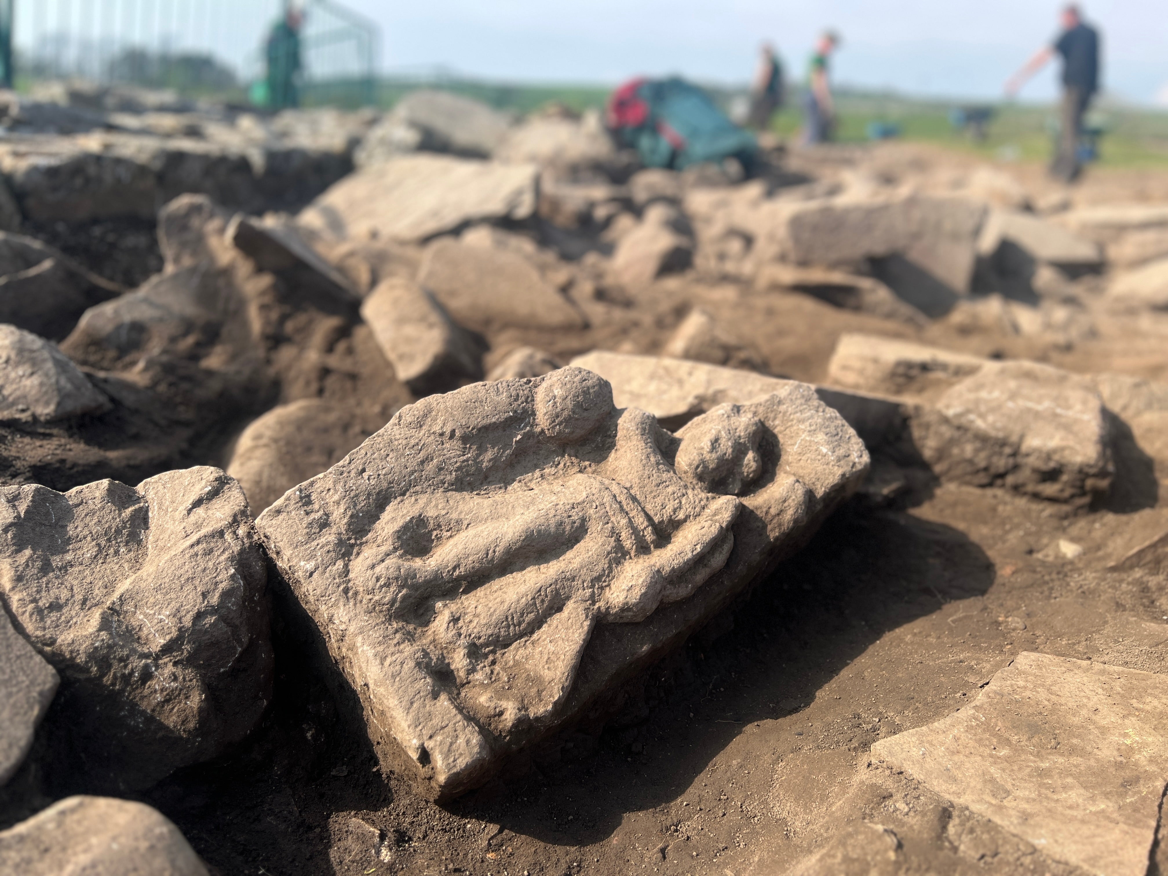 Una antigua estatua que representa a la diosa romana de la victoria fue desenterrada en el Muro de Adriano, en el norte de Inglaterra