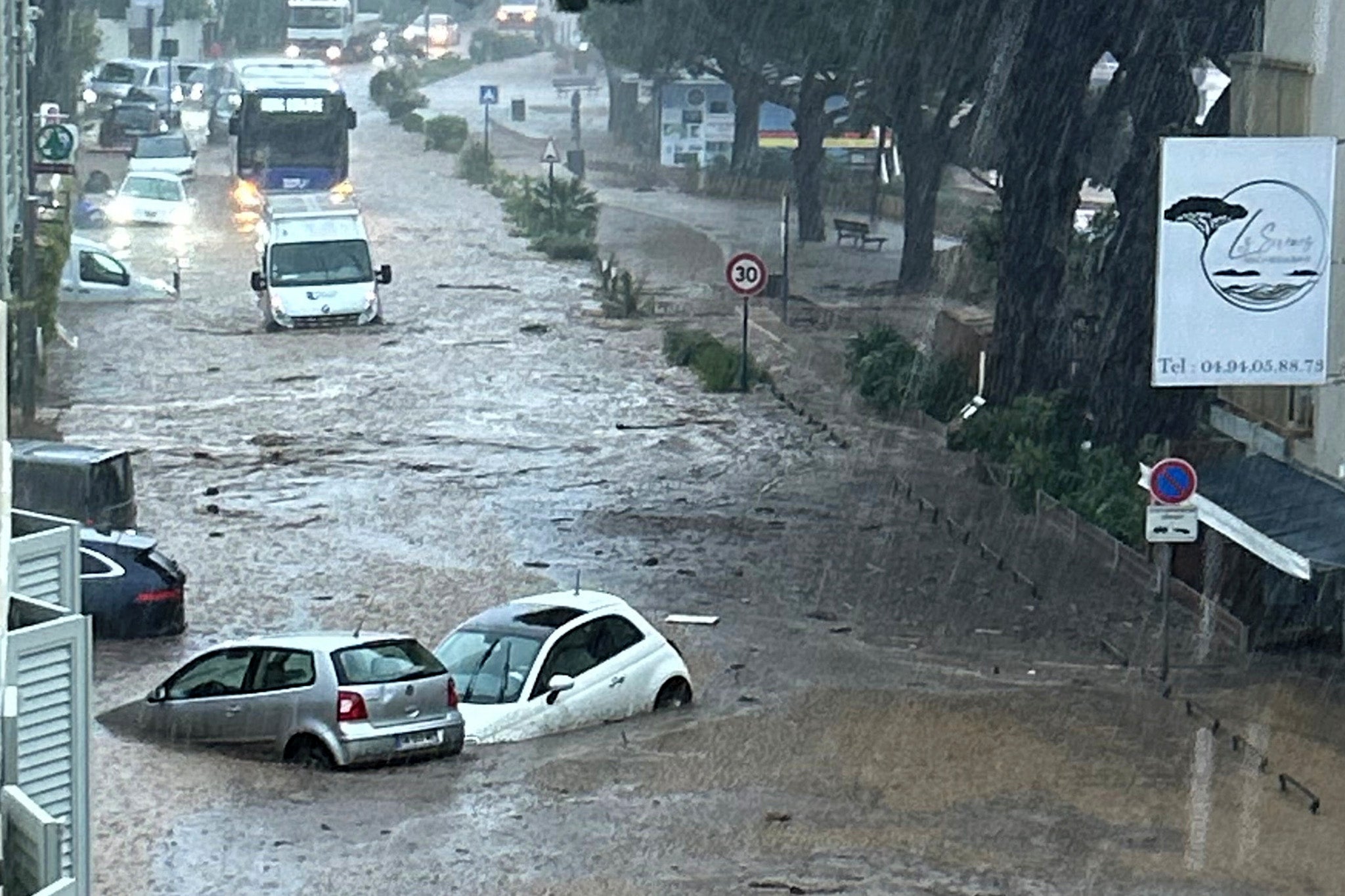“No queda nada”: mueren tres personas en las inundaciones que asolan Francia