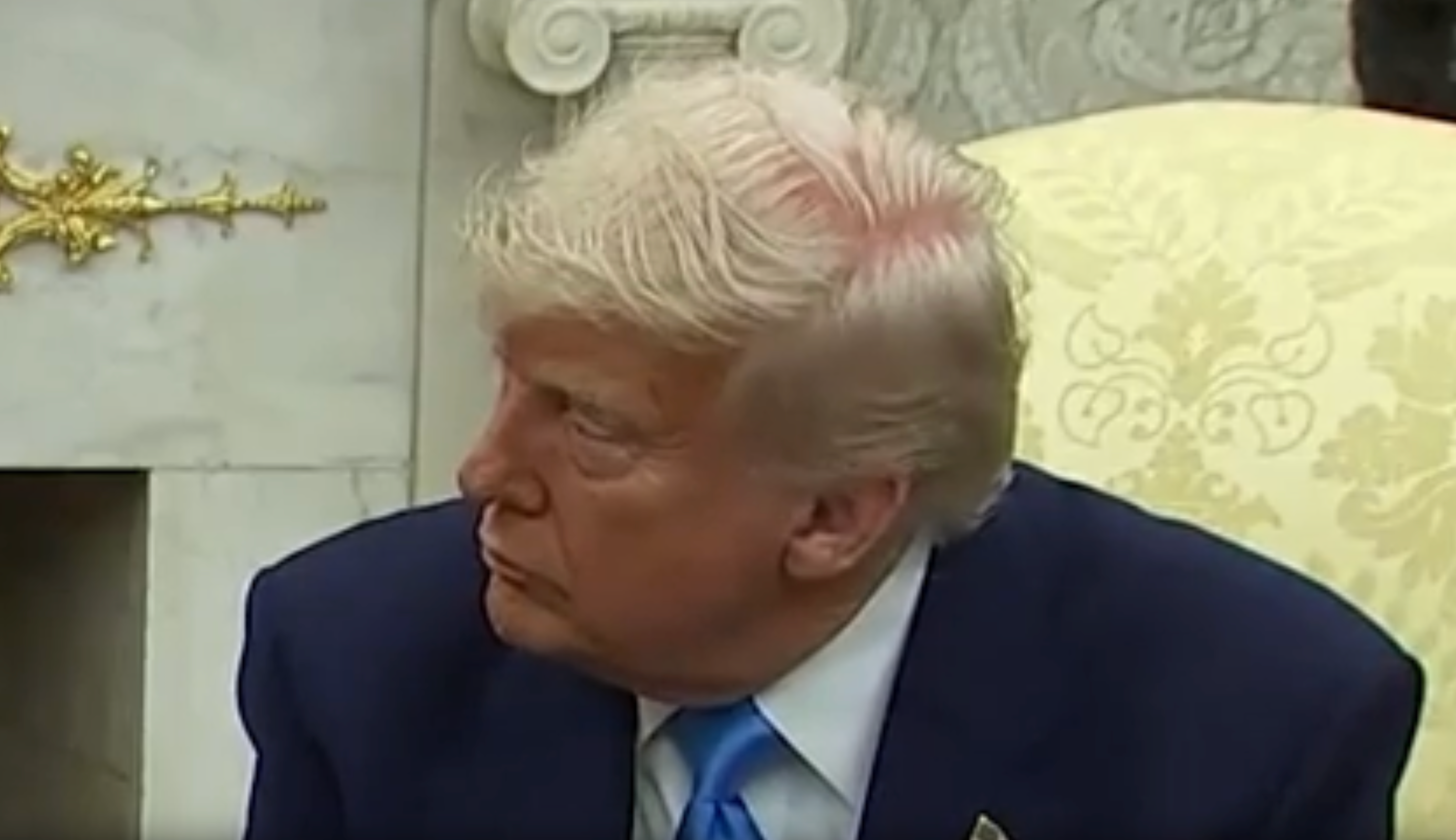 Las redes sociales se llenaron de bromas luego de que el presidente Trump dejara ver su calvicie durante una reunión seria en el Despacho Oval el miércoles
