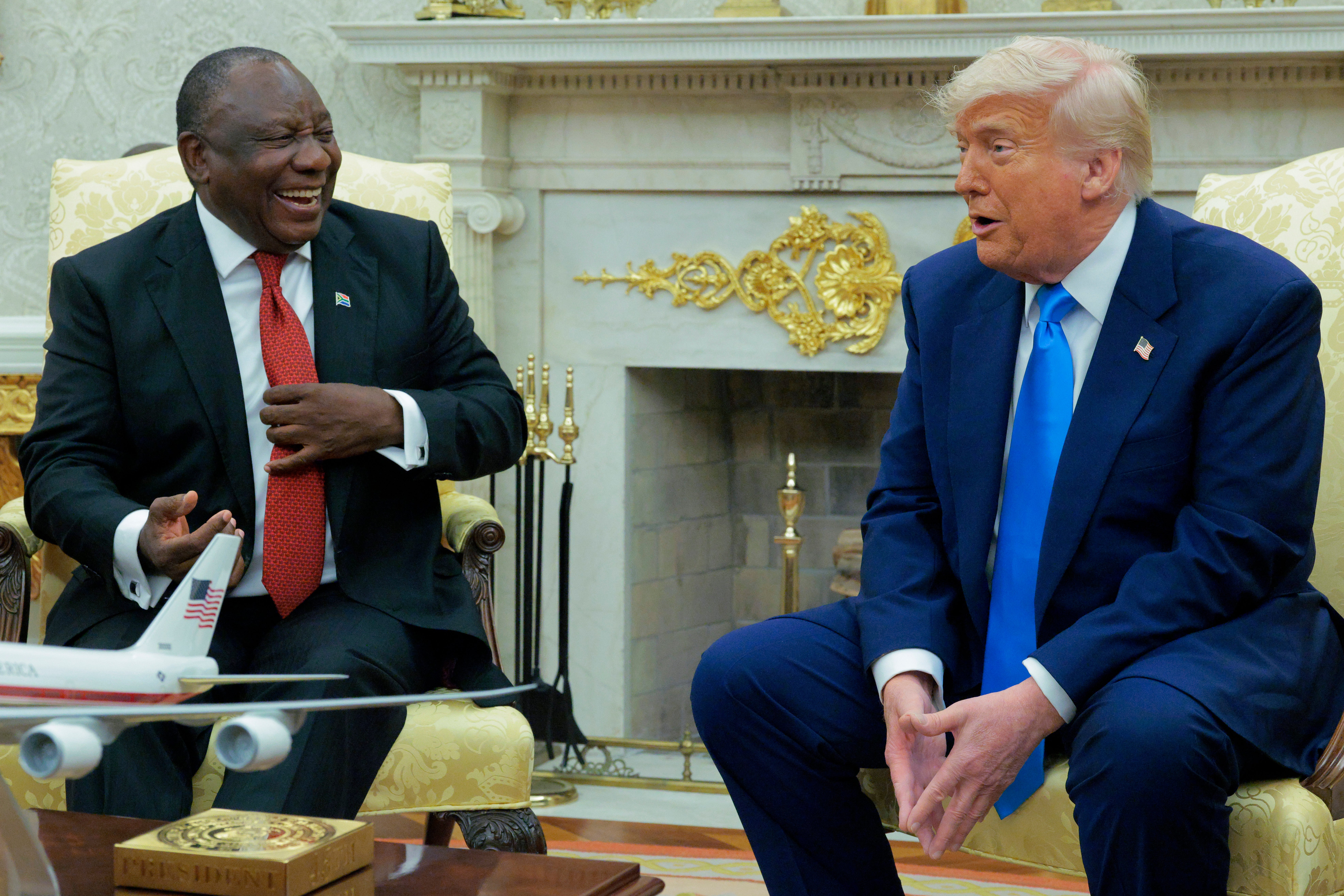 La calvicie quedó al descubierto durante una reunión de tono serio en el Despacho Oval con el presidente sudafricano Cyril Ramaphosa