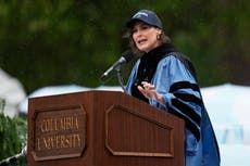 Entre abucheos, presidenta de Columbia menciona ausencia de Mahmoud Khalil en graduación