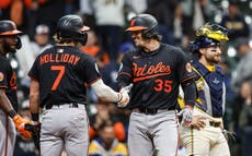 Orioles rompen racha de ocho derrotas con jonrón de Rutschman para vencer 8-4 a Cerveceros