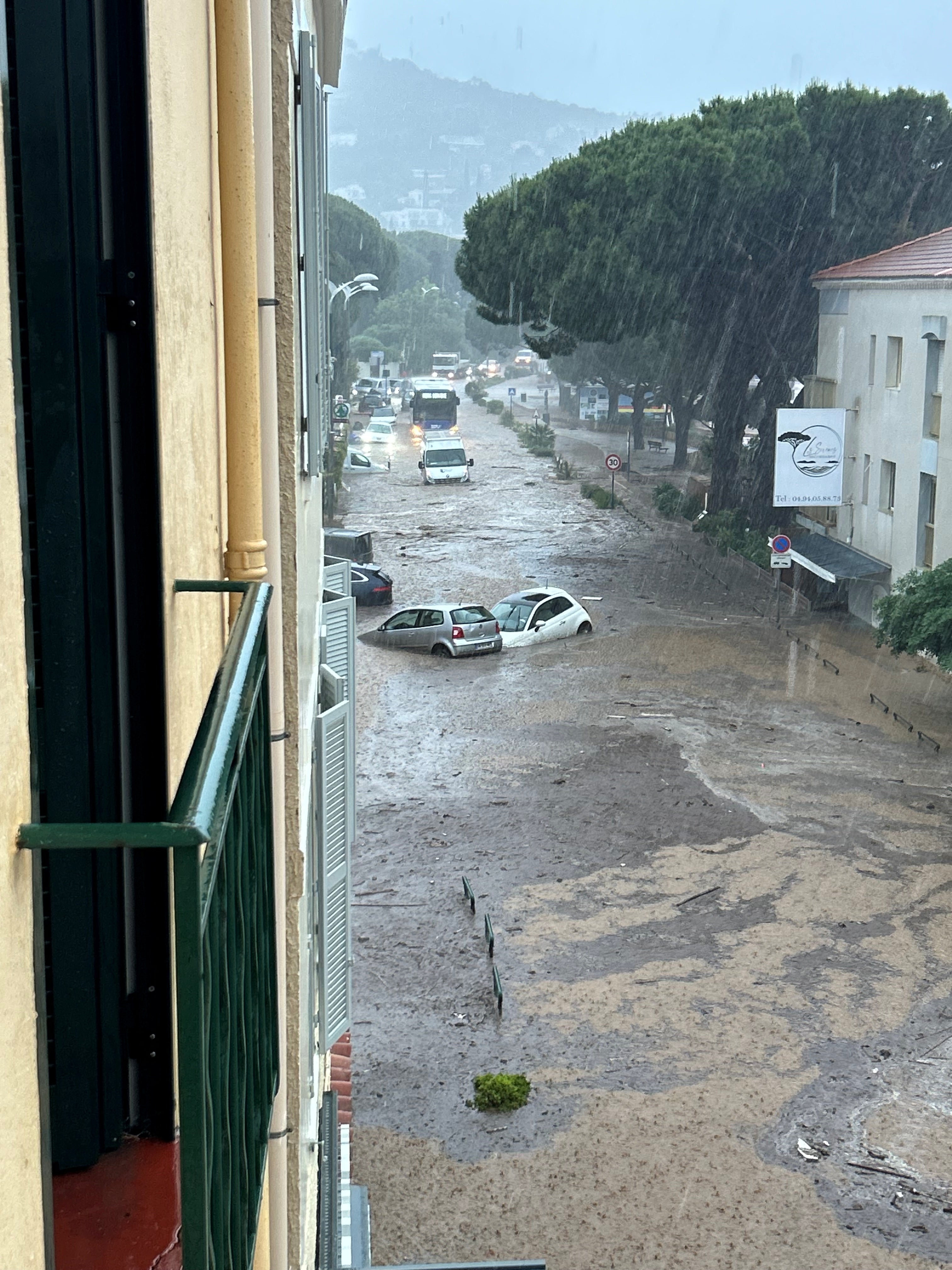 Vehículos parcialmente sumergidos por las intensas lluvias en la población de Le Lavandou
