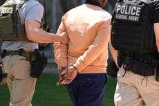 Agentes de ICE esperan en pasillos de corte migratoria mientras Trump busca los arrestos prometidos