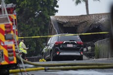 Avioneta se estrella en vecindario de San Diego, incendiando casas y vehículos